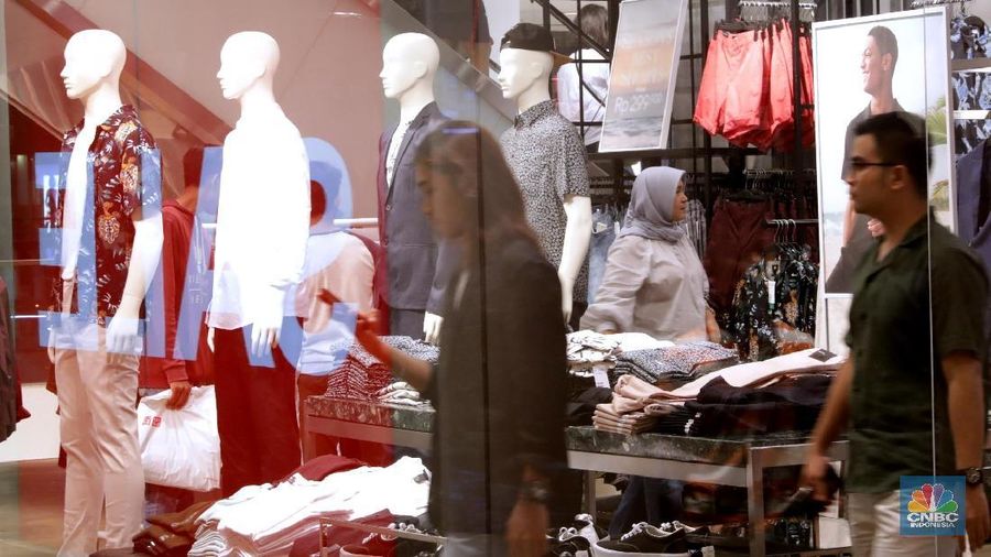 Warga Jakarta menyerbu berbagai pusat perbelanjaan yang menawarkan diskon hingga 70% dalam gelaran Midnight Sale jelang Lebaran.
