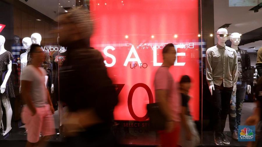 Warga Jakarta menyerbu berbagai pusat perbelanjaan yang menawarkan diskon hingga 70% dalam gelaran Midnight Sale jelang Lebaran.