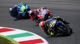 Valentino Rossi yang start dari pole harus turun posisinya dan berada di belakang Jorge Lorenzo di awal balapan MotoGP Italia 2018. (REUTERS/Alessandro Bianchi)
