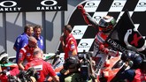 Jorge Lorenzo tiba di parc ferme MotoGP Italia 2018 dan merayakan kemenangan sambil memegang bendera X-Fuera. (REUTERS/Alessandro Bianchi)