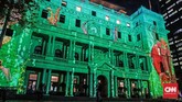 Gedung-gedung tua di pusat kota yang juga disiram cahaya lampu dengan beragam motif tiga dimensi.