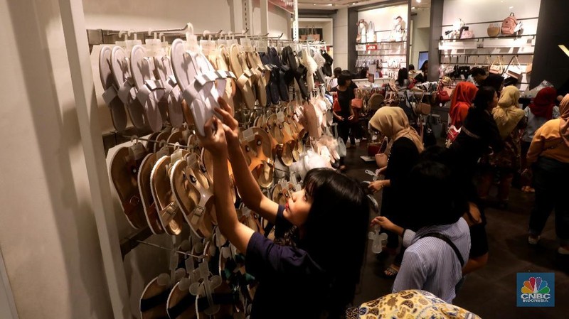 Warga Jakarta menyerbu berbagai pusat perbelanjaan yang menawarkan diskon hingga 70% dalam gelaran Midnight Sale jelang Lebaran.
