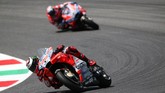 Jorge Lorenzo memimpin balapan MotoGP Italia dari awal hingga finis dan unggul 6,370 detik atas rekan setimnya di Ducati, Andrea Dovizioso. (REUTERS/Alessandro Bianchi)