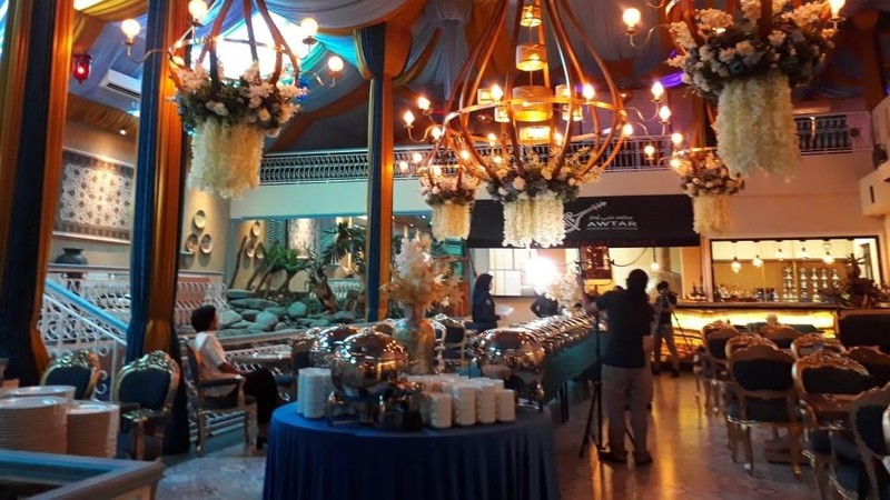Restoran yang bernuansa arab ini menawarkan masakan timur tengah dengan khas negara Yaman dan Libanon.