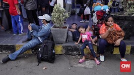 FOTO: Geliat Pemudik di Pasar Senen