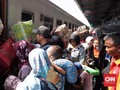Pemudik Mulai Padati Stasiun Pasar Senen