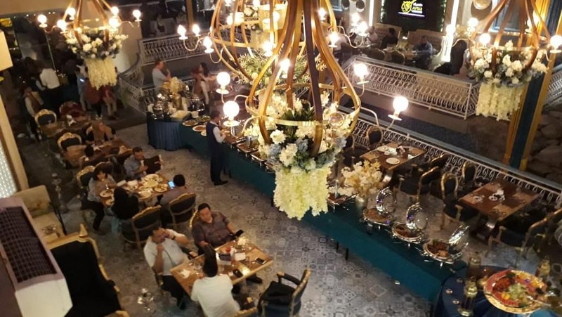 Restoran yang bernuansa arab ini menawarkan masakan timur tengah dengan khas negara Yaman dan Libanon.