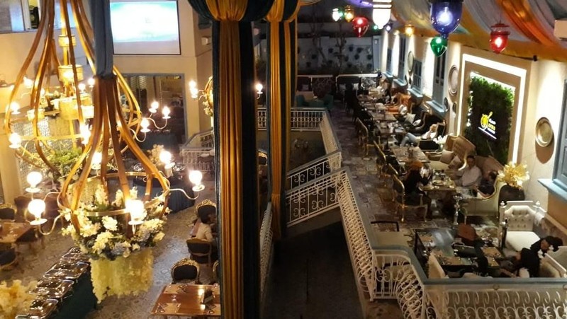 Restoran yang bernuansa arab ini menawarkan masakan timur tengah dengan khas negara Yaman dan Libanon.