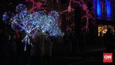 Tak hanya bisa menikmati instalasi lampu, pengunjung yang datang juga bisa menikmati jajanan kaki lima dan panggung musik, khususnya di kawasan pelabuhan dekat Opera House.