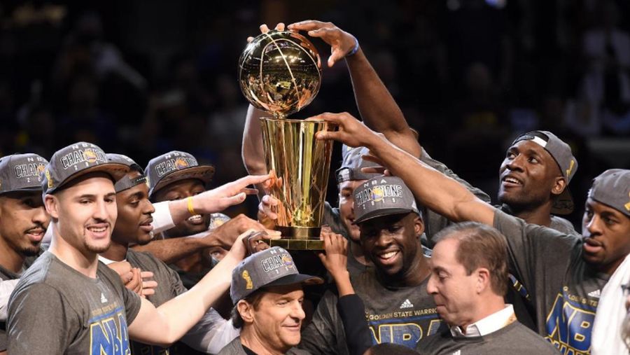 Piala pertandingan NBA Finals itu selalu dibuat secara khusus oleh perusahaan perhiasan Tiffany & Co. selama 40 tahun ini.