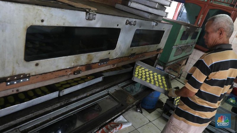 Harga kue yang dijual ke agen sekitar Rp. 50.000 hingga Rp. 70.000.