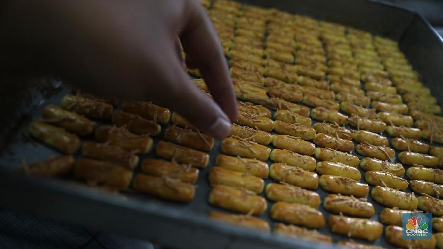 Pekerja tengah membuat kue kering di industri rumahan Pusaka Kwitang di kawasan Kwitang, Jakarta, Senin (4/6). Pengusaha kue kering musiman pusaka Kwitang Hasanudin mengatakan peningkatan permintaan jelang lebaran meningkat hingga 20%. Industri kue kering rumahan ini membuat lima jenis kue kering, seperti kue kacang, kue lidah kucing, kue nastar, kue putri salju, dan kue kastengel. Pak Hasanudin memiliki 25 karyawan dari Jonggol dan Karawang dan warga sekitar Kwitang. Dalam sehari toko kue pak Hasanudin mampu membuat 30 kaleng besar satu kaleng nya 11 kiloan. Harga kue yang dijual ke agen sekitar 50-70 ribuan. Kue kering yang sudah ia masukan dalam kaleng besar dibawa ke agen toko kue kering seperti Pasar Senen dan Jatinegara. (²©²ÊÍøÕ¾/Muhammad Sabki)