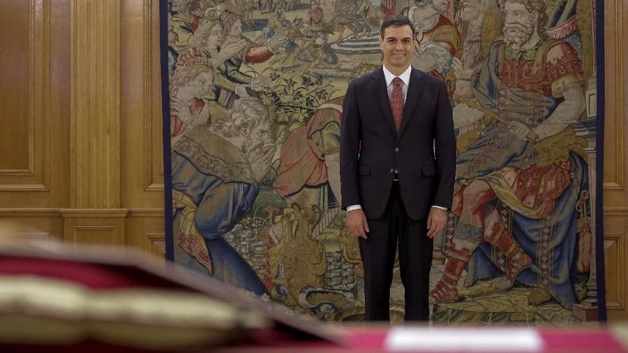 Sanchez mendepak perdana menteri sebelumnya, Mariano Rajoy yang kalah dalam pemungutan suara mosi tidak percaya.