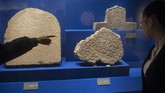 Menurut keterangan petugas museum, ratusan batu dan nisan ini diperkirakan berasal dari masa penyebaran Islam di China, yaitu pada 618-626 Masehi atau pada Dinasti Tang. Waktu itu, ada empat utusan Nabi Muhammad yang ditugaskan berdakwah ke China. (ANTARA FOTO/Nyoman Budhiana)
