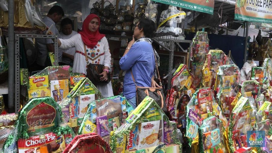 Pekerja merangkai parcel pesanan di Cikini, Jakarta, Senin (4/6/2018).  Pedagang parcel mengaku permintaan/pemesanan parcel dari harga Rp350an ribu hingga satu juta rupiah perunit sesuai isi parcel, ukuran dan model meningkat tajam sehingga mereka harus menambah pekerja dan keranjang parcel tiga kali lipat dari persediaan sebelumnya. (CNBC Indonesia/Muhammad Sabki)