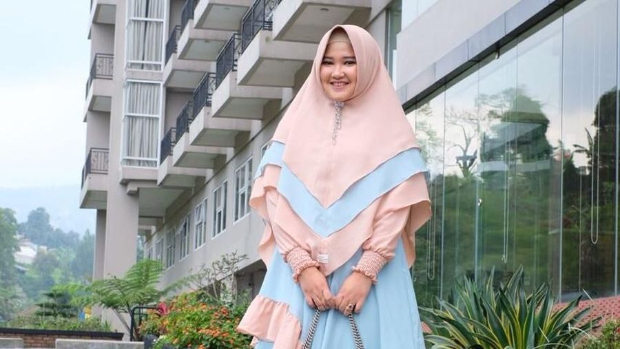 Dewi Permata berdagang baju muslim karena tugas kuliah, tak sangka 'tugas'nya ini membuat ia sukses sebagai pengusaha muda. 
