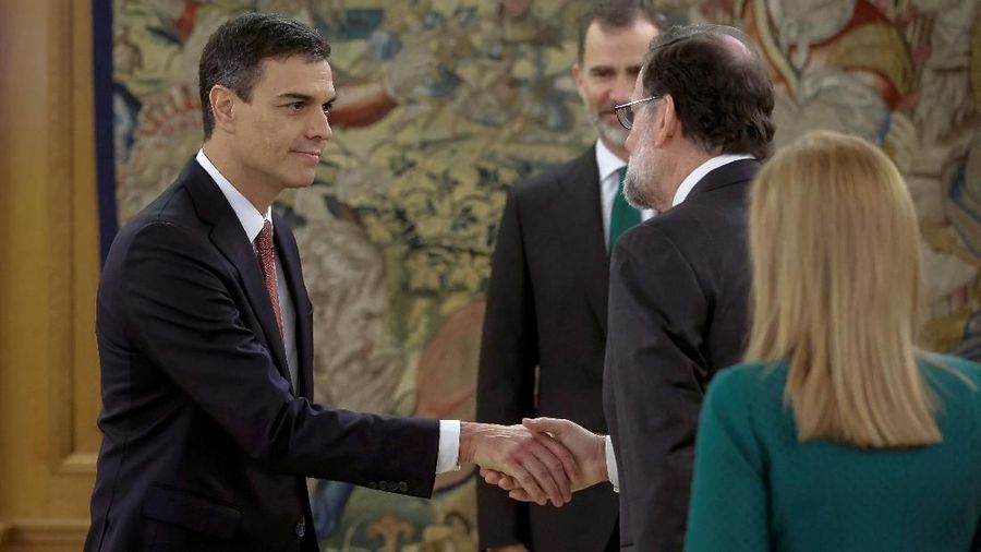 Sanchez mendepak perdana menteri sebelumnya, Mariano Rajoy yang kalah dalam pemungutan suara mosi tidak percaya.