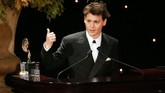 Johnny Depp tampil dalam sebuah acara pada 30 Oktober 2004 di New York City. Pamornya sebagai aktor semakin melejit kala itu berkat peran di 'Pirates of the Caribbean: The Curse of the Black Pearl' (2003). (AFP PHOTO/Scott Gries/Getty Images)