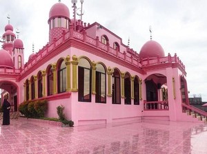 Deretan Masjid Berwarna Pink yang Unik dan Memesona