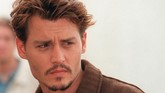 Johnny Depp saat berusia 35 tahun pada 1998. Kala itu ia bermain dalam 'Fear and Loathing in Las Vegas'. (AFP PHOTO / PATRICK HERTZOG)