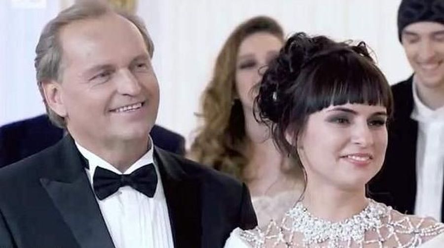 Pernikahan itu terjadi setelah Yulia Sveshnikova mengikuti acara reality show untuk mencarikan istri bagi pengusaha minyak asal Rusia.