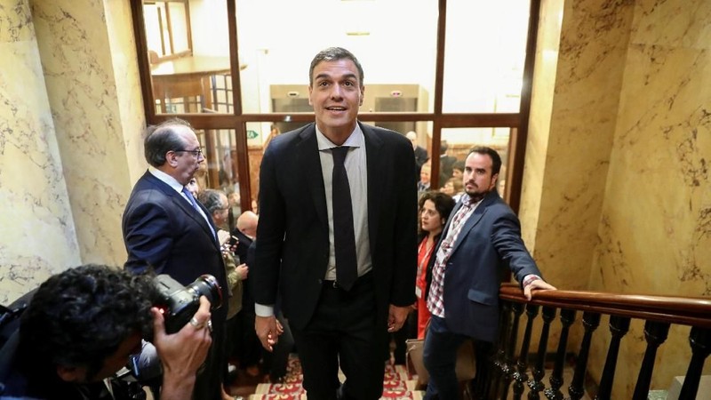 Sanchez mendepak perdana menteri sebelumnya, Mariano Rajoy yang kalah dalam pemungutan suara mosi tidak percaya.