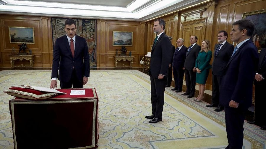 Sanchez mendepak perdana menteri sebelumnya, Mariano Rajoy yang kalah dalam pemungutan suara mosi tidak percaya.