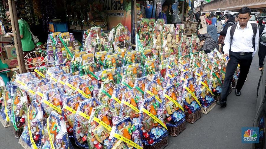 Pekerja merangkai parcel pesanan di Cikini, Jakarta, Senin (4/6/2018).  Pedagang parcel mengaku permintaan/pemesanan parcel dari harga Rp350an ribu hingga satu juta rupiah perunit sesuai isi parcel, ukuran dan model meningkat tajam sehingga mereka harus menambah pekerja dan keranjang parcel tiga kali lipat dari persediaan sebelumnya. (CNBC Indonesia/Muhammad Sabki)