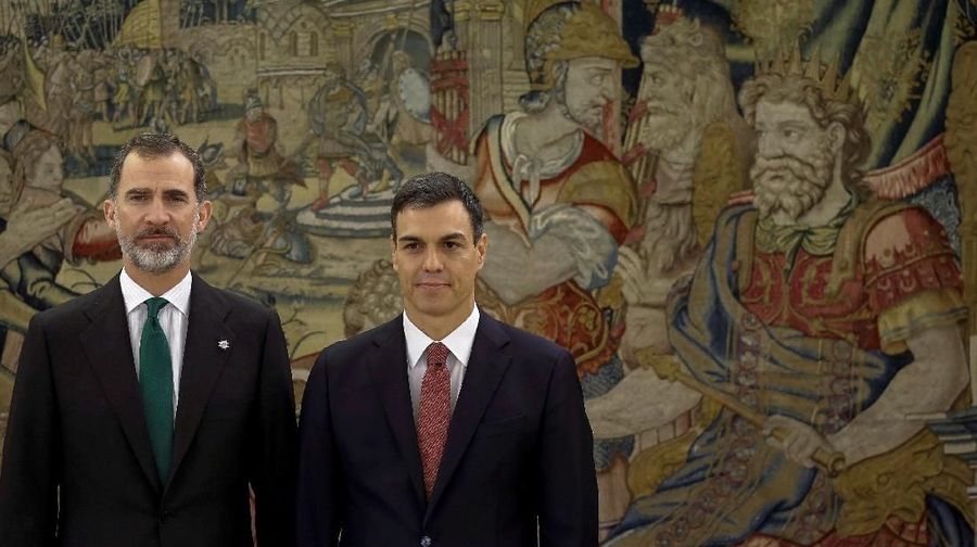 Sanchez mendepak perdana menteri sebelumnya, Mariano Rajoy yang kalah dalam pemungutan suara mosi tidak percaya.