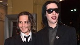 Johnny Depp (kiri) pernah bermain sebagai karakter pembunuh legendaris Jack the Ripper dalam film 'From Hell' pada 2001. Ketertarikan Depp terhadap musik rock metal membuat ia dan Marilyn Manson saling kenal. (REUTERS/Fred Prouser)