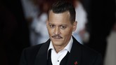 Pada 2017, berbagai masalah pribadi Johnny Depp mulai terungkap ke publik. Mulai dari masalah dengan Amber Heard hingga bercerai, masalah keuangan, berbagai gugatan hukum yang datang kepadanya hingga pada 2018, sebuah foto kondisi dirinya yang tampak sakit tersebar. (AFP PHOTO / Tolga AKMEN)