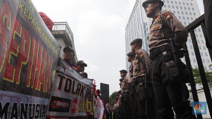 PHK Sepihak, FPBI Serukan Boikot Produk Arnots Aksi massa dari Federasi Perjuangan Buruh Indonesia di Plaza Ulos, TB Simatupang, Jakarta, Selasa (5/6). Aksi tersebut menyatakan sikap menolak PHK sepihak yang dilakukan oleh managemen PT Arnots Indonesia, Pekerjakan kembali Buruh PT Arnots Indonesia yang terkenal PHK pada posisi semula, Lawan tindakan pemberangusan serikat union busting. Sebanyak 300 karyawan dipaksa mengundurkan diri dengan tawaran pesangon. Pemutusan kerja karyawan dinilai perusahaan adanya penurunan produksi sehingga management melakukan pengurangan karyawan. (CNBC Indonesia/Muhammad Sabki)