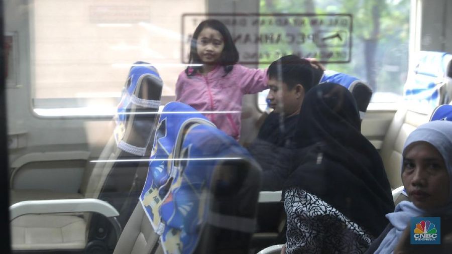 Penumpang menaiki Kereta Api Taksaka jurusan Jogjakarta-Gambir di stasiun Gambir, Jakarta Pusat. Selasa, (5/6). Memasuki minggu ketiga bulan Ramadan, sejumlah pemudik mulai memadati Stasiun Gambir, rata-rata pemudik mengaku memilih berangkat lebih awal guna menghindari terjadinya lonjakan penumpang arus mudik pada saat jelang mendekati Lebaran. (Penumpang menaiki Kereta Api Taksaka jurusan Jogjakarta-Gambir di stasiun Gambir, Jakarta Pusat. Selasa, (5/6). Memasuki minggu ketiga bulan Ramadan, sejumlah pemudik mulai memadati Stasiun Gambir, rata-rata pemudik mengaku memilih berangkat lebih awal guna menghindari terjadinya lonjakan penumpang arus mudik pada saat jelang mendekati Lebaran.)
