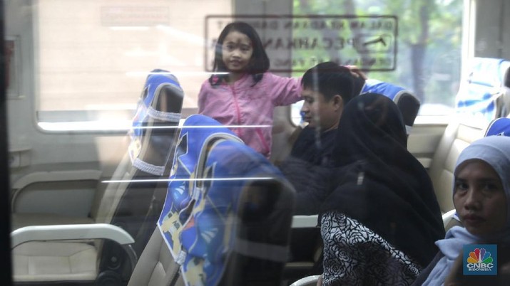 Hindari Lonjakan Penumpang, Penumpang KA Pilih mudik Lebih Awal Penumpang menaiki Kereta Api Taksaka jurusan Jogjakarta-Gambir di stasiun Gambir, Jakarta Pusat. Selasa, (5/6). Memasuki minggu ketiga bulan Ramadan, sejumlah pemudik mulai memadati Stasiun Gambir, rata-rata pemudik mengaku memilih berangkat lebih awal guna menghindari terjadinya lonjakan penumpang arus mudik pada saat jelang mendekati Lebaran. (Penumpang menaiki Kereta Api Taksaka jurusan Jogjakarta-Gambir di stasiun Gambir, Jakarta Pusat. Selasa, (5/6). Memasuki minggu ketiga bulan Ramadan, sejumlah pemudik mulai memadati Stasiun Gambir, rata-rata pemudik mengaku memilih berangkat lebih awal guna menghindari terjadinya lonjakan penumpang arus mudik pada saat jelang mendekati Lebaran.)