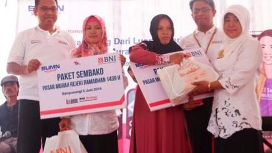 BNI menyalurkan 6.000 paket sembako murah kepada keluarga Pekerja Migran Indonesia (PMI).