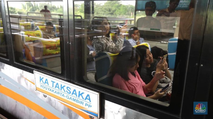 Penumpang menaiki Kereta Api Taksaka jurusan Jogjakarta-Gambir di stasiun Gambir, Jakarta Pusat. Selasa, (5/6). Memasuki minggu ketiga bulan Ramadan, sejumlah pemudik mulai memadati Stasiun Gambir, rata-rata pemudik mengaku memilih berangkat lebih awal guna menghindari terjadinya lonjakan penumpang arus mudik pada saat jelang mendekati Lebaran. (Penumpang menaiki Kereta Api Taksaka jurusan Jogjakarta-Gambir di stasiun Gambir, Jakarta Pusat. Selasa, (5/6). Memasuki minggu ketiga bulan Ramadan, sejumlah pemudik mulai memadati Stasiun Gambir, rata-rata pemudik mengaku memilih berangkat lebih awal guna menghindari terjadinya lonjakan penumpang arus mudik pada saat jelang mendekati Lebaran.)