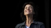 Musisi Charlotte Gainsbourg juga bergabung dengan deretan penampil Field Day Festival. Gainsbourg tampil di atas panggung The Quietus Stage pada 2 Juni 2018. (REUTERS/Dylan Martinez)