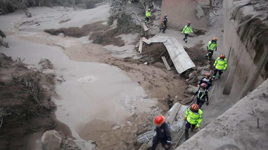 Letusan tersebut melontarkan bebatuan panas, abu vulkanik hingga 10 kilometer ke langit