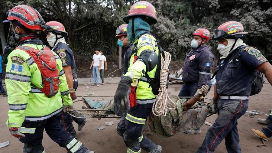Letusan tersebut melontarkan bebatuan panas, abu vulkanik hingga 10 kilometer ke langit