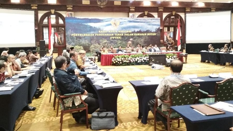 Pemerintah masih akan terus memperpanjang masa berlaku moratorium bagi pembukaan lahan perkebunan kelapa sawit.