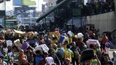 Sejumlah penumpang kapal Pelni Nggapulu asal Makassar, Sulawesi Selatan, tiba di Terminal Gapura Surya Nusantara, Pelabuhan Tanjung Perak, Surabaya, Jawa Timur, Senin (4/6). Sebagian warga memilih mudik lebih awal untuk menghindari kepadatan arus mudik Lebaran 2018. (ANTARA FOTO/Zabur Karuru)