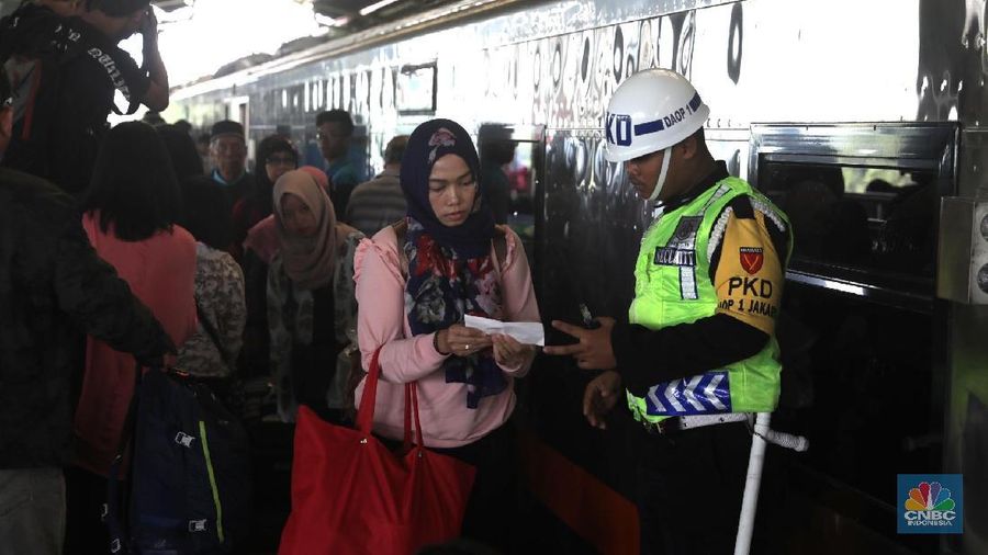 Penumpang menaiki Kereta Api Taksaka jurusan Jogjakarta-Gambir di stasiun Gambir, Jakarta Pusat. Selasa, (5/6). Memasuki minggu ketiga bulan Ramadan, sejumlah pemudik mulai memadati Stasiun Gambir, rata-rata pemudik mengaku memilih berangkat lebih awal guna menghindari terjadinya lonjakan penumpang arus mudik pada saat jelang mendekati Lebaran. (Penumpang menaiki Kereta Api Taksaka jurusan Jogjakarta-Gambir di stasiun Gambir, Jakarta Pusat. Selasa, (5/6). Memasuki minggu ketiga bulan Ramadan, sejumlah pemudik mulai memadati Stasiun Gambir, rata-rata pemudik mengaku memilih berangkat lebih awal guna menghindari terjadinya lonjakan penumpang arus mudik pada saat jelang mendekati Lebaran.)