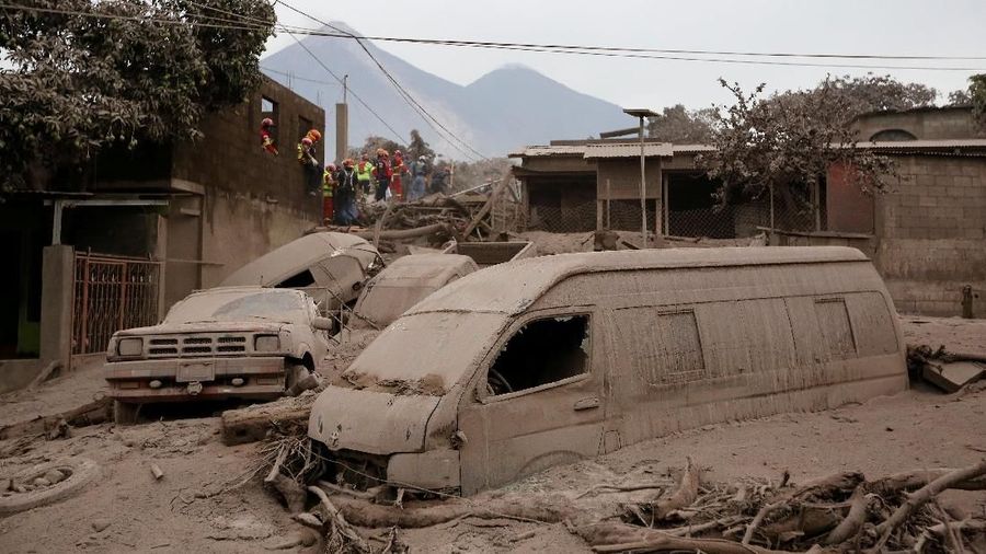 Letusan tersebut melontarkan bebatuan panas, abu vulkanik hingga 10 kilometer ke langit