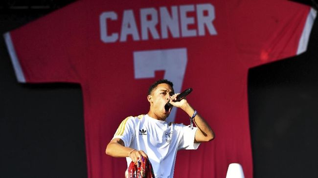 Kisah Kehidupan Loyle Carner di 'Not Waving, But Drowning'