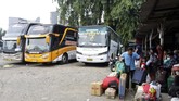 Sejumlah calon pemudik menunggu keberangkatan bus di Terminal Bayangan Pondok Pinang, Jakarta, Senin (4/6). Terminal bayangan itu masih banyak diminati calon pemudik pada Lebaran 2018. (ANTARA FOTO/Reno Esnir)