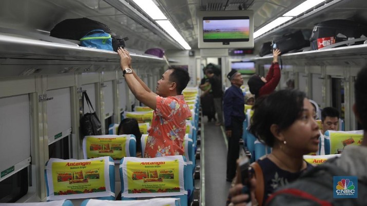 Penumpang menaiki Kereta Api Taksaka jurusan Jogjakarta-Gambir di stasiun Gambir, Jakarta Pusat. Selasa, (5/6). Memasuki minggu ketiga bulan Ramadan, sejumlah pemudik mulai memadati Stasiun Gambir, rata-rata pemudik mengaku memilih berangkat lebih awal guna menghindari terjadinya lonjakan penumpang arus mudik pada saat jelang mendekati Lebaran. (Penumpang menaiki Kereta Api Taksaka jurusan Jogjakarta-Gambir di stasiun Gambir, Jakarta Pusat. Selasa, (5/6). Memasuki minggu ketiga bulan Ramadan, sejumlah pemudik mulai memadati Stasiun Gambir, rata-rata pemudik mengaku memilih berangkat lebih awal guna menghindari terjadinya lonjakan penumpang arus mudik pada saat jelang mendekati Lebaran.)