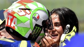 Rossi dan Francesca Pamer Kemesraan di MotoGP Italia