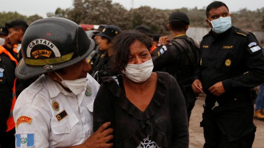 Letusan tersebut melontarkan bebatuan panas, abu vulkanik hingga 10 kilometer ke langit