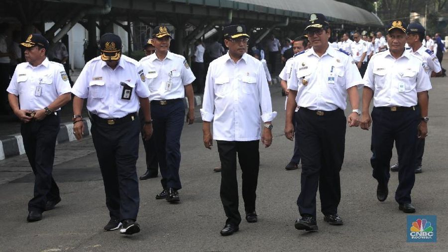 Menteri Perhubungan Budi Karya Sumadi masih belum menyetujui proyek kereta cepat Jakarta - Surabaya karena biaya terlalu mahal.
