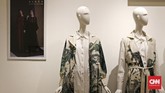 Ciri khas desain Itang, khususnya dalam busana muslim tampak dari desain busana longgar dan hijab yang simpel. Ia juga kerap mengeluarkan koleksi busana yang kaya motif dan menggunakan tenun asli Nusantara. (CNN Indonesia/Andry Novelino)
